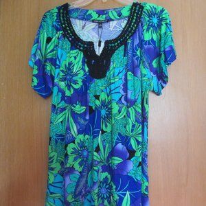 NWT Cable &Gauge Women's Print Top, size XL Blue/Green Embroidered Accent